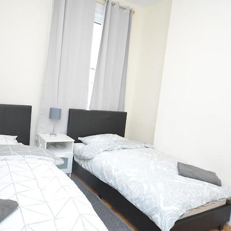 Cheerful 4 Bedroom House In Greater Londra Esterno foto