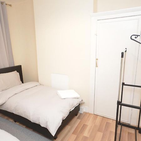 Cheerful 4 Bedroom House In Greater Londra Esterno foto