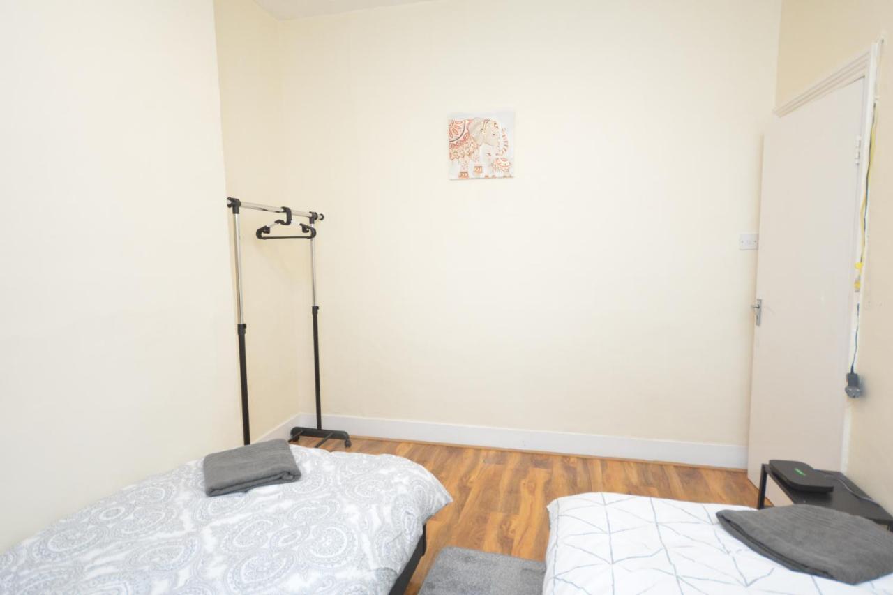 Cheerful 4 Bedroom House In Greater Londra Esterno foto