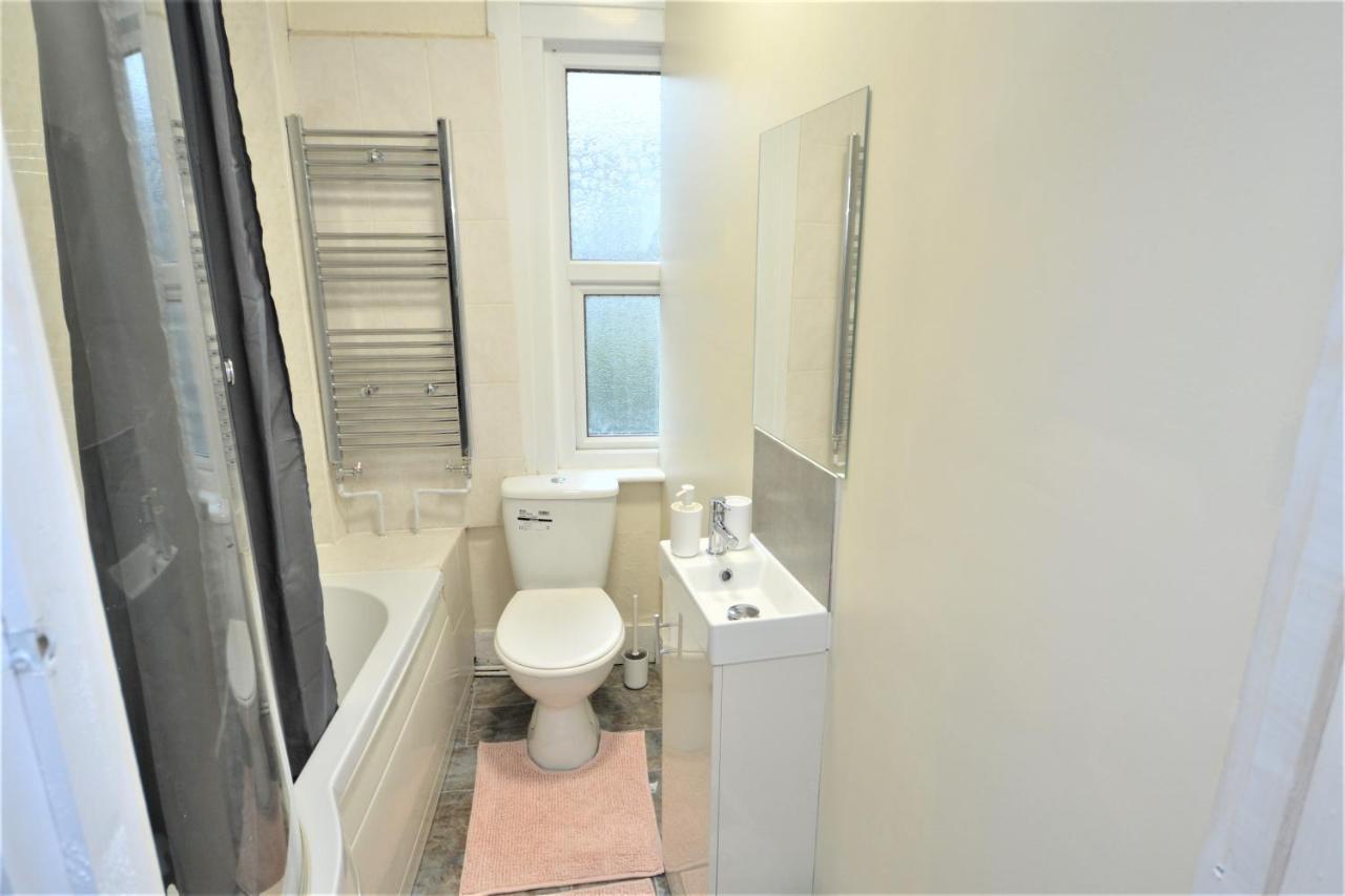 Cheerful 4 Bedroom House In Greater Londra Esterno foto