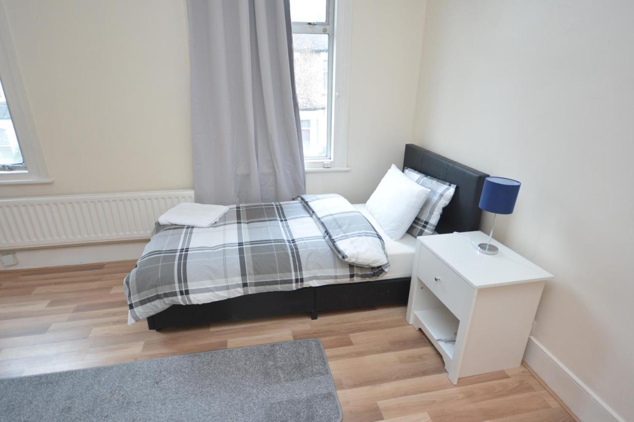 Cheerful 4 Bedroom House In Greater Londra Esterno foto