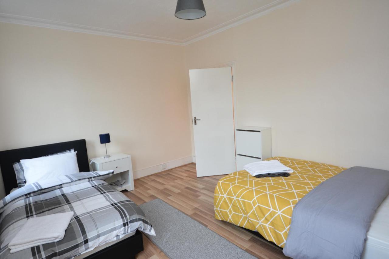 Cheerful 4 Bedroom House In Greater Londra Esterno foto