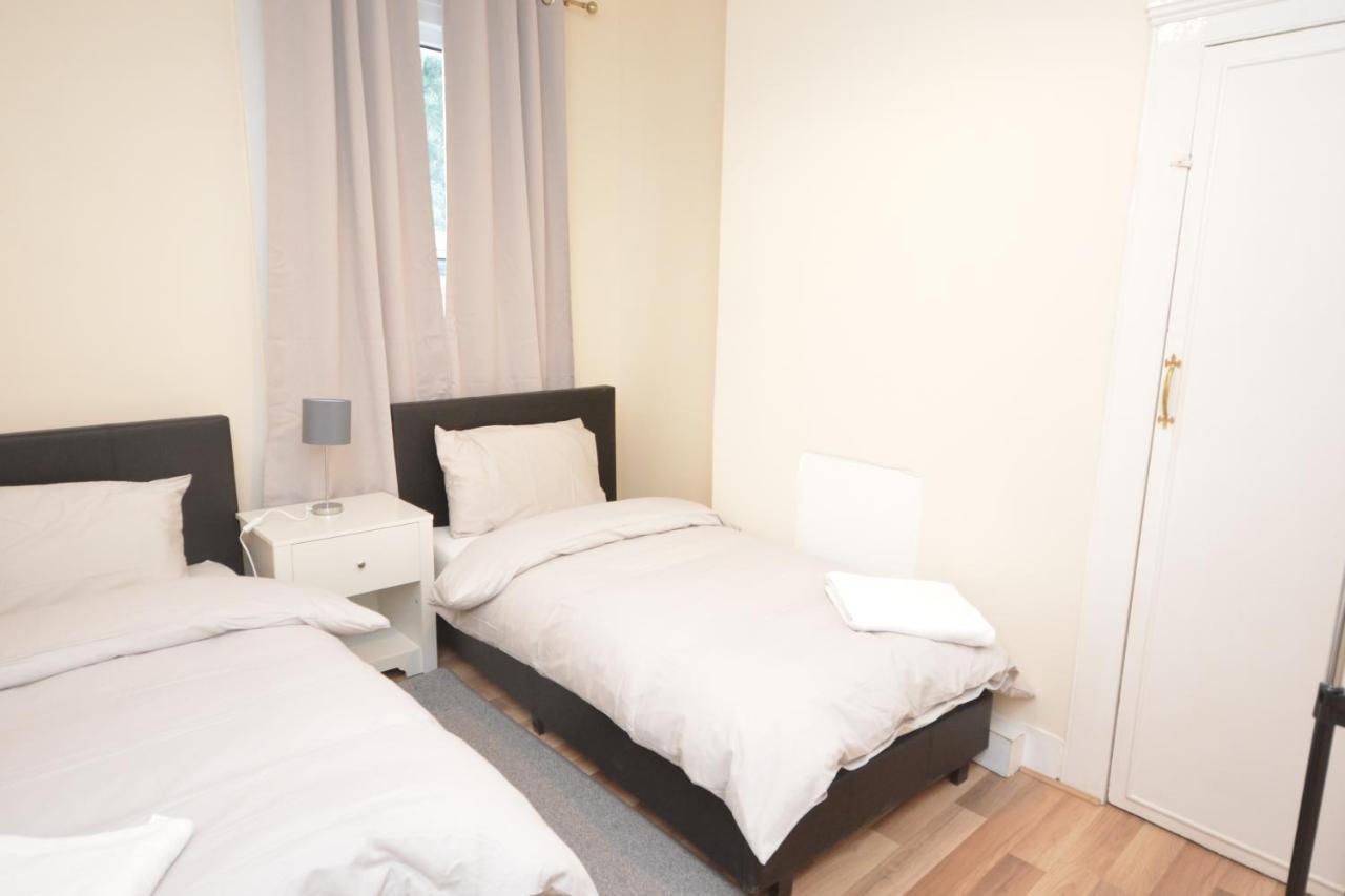 Cheerful 4 Bedroom House In Greater Londra Esterno foto