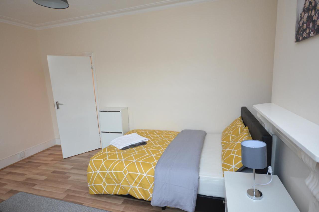 Cheerful 4 Bedroom House In Greater Londra Esterno foto
