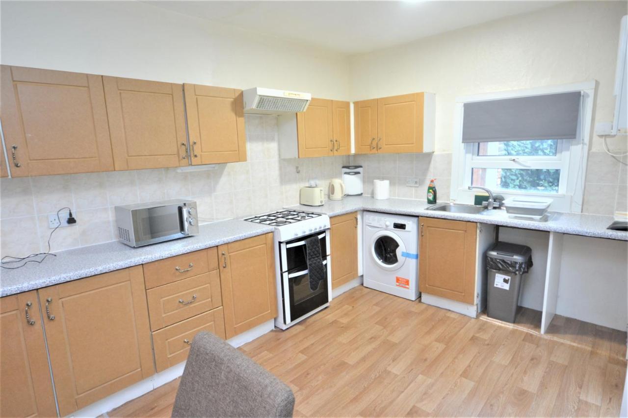 Cheerful 4 Bedroom House In Greater Londra Esterno foto