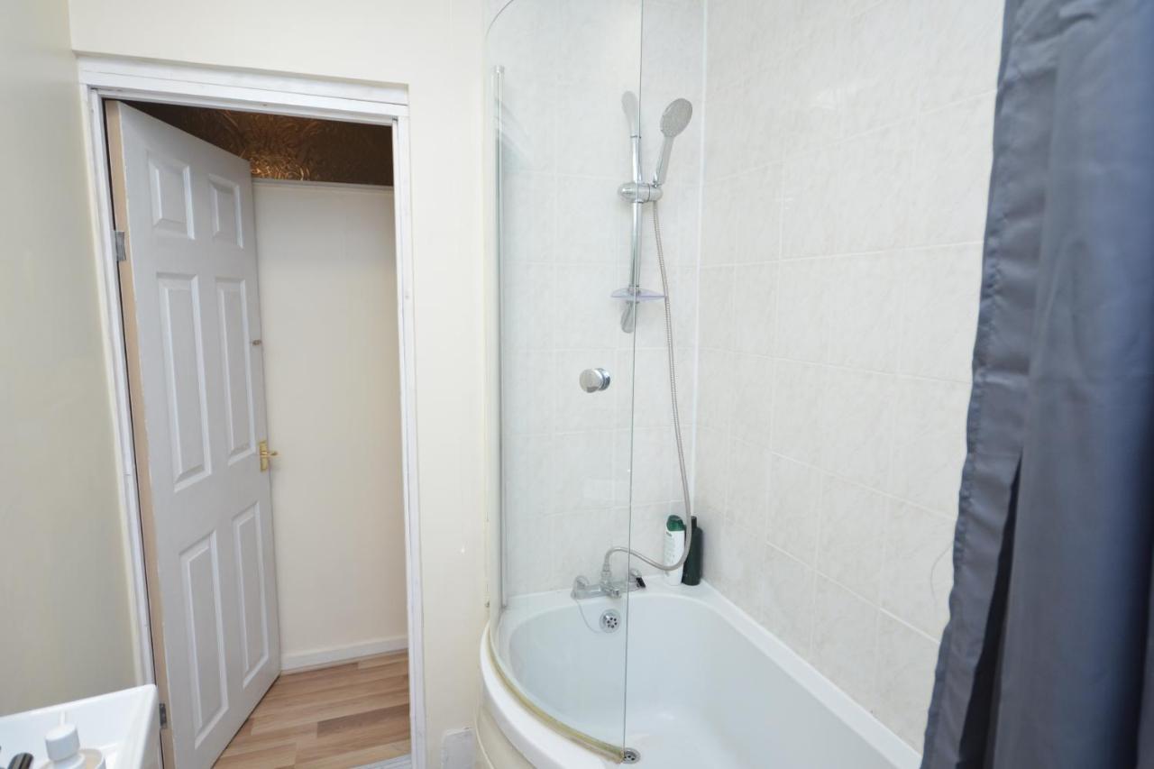Cheerful 4 Bedroom House In Greater Londra Esterno foto