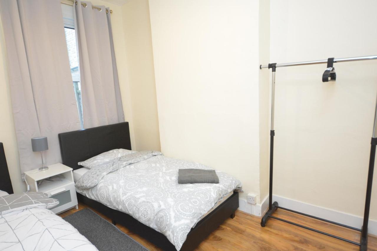 Cheerful 4 Bedroom House In Greater Londra Esterno foto