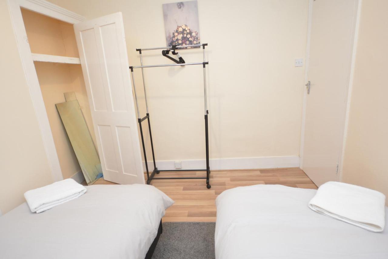 Cheerful 4 Bedroom House In Greater Londra Esterno foto