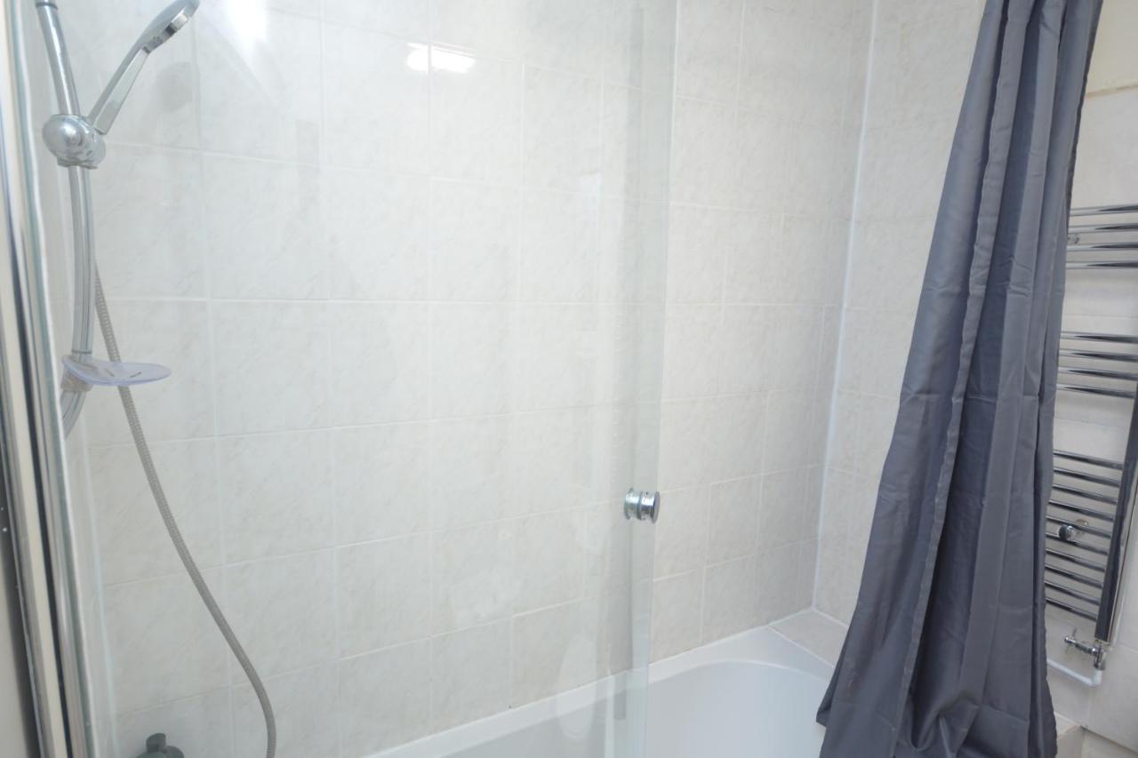 Cheerful 4 Bedroom House In Greater Londra Esterno foto