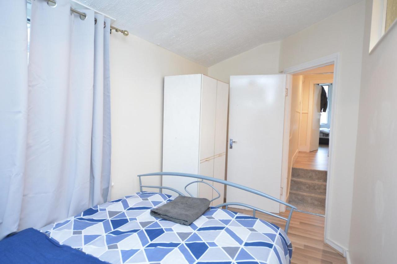 Cheerful 4 Bedroom House In Greater Londra Esterno foto