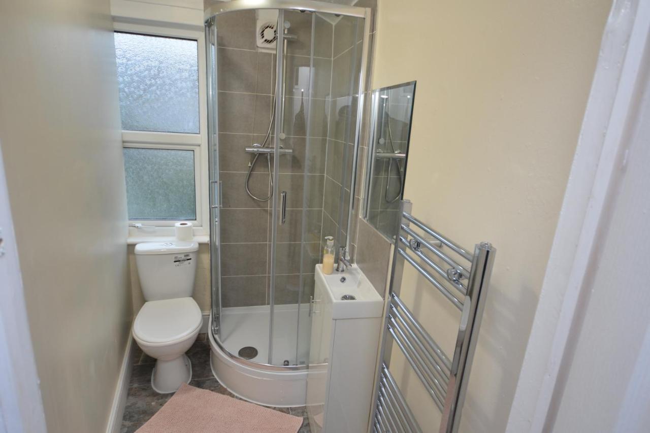 Cheerful 4 Bedroom House In Greater Londra Esterno foto