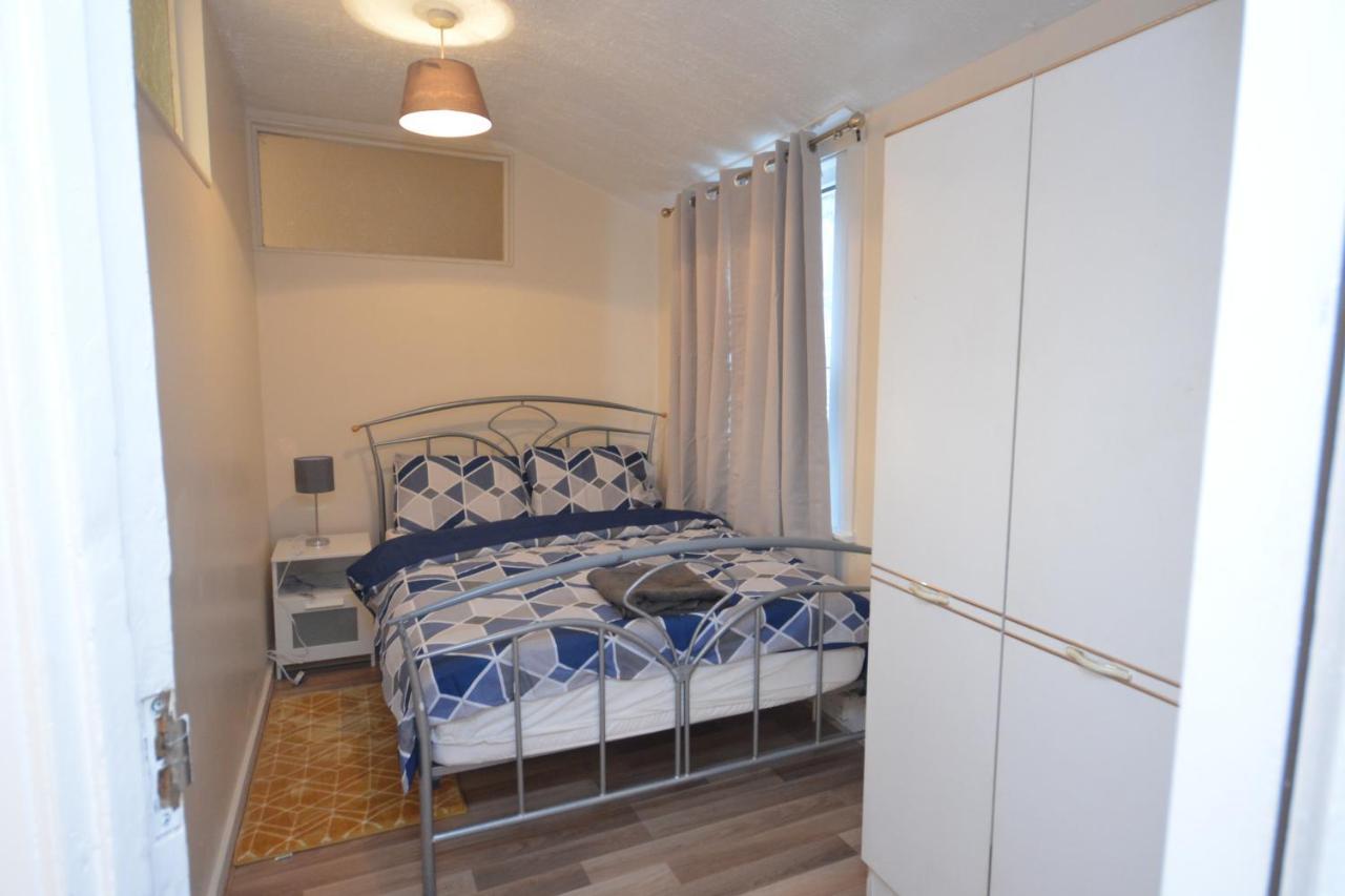 Cheerful 4 Bedroom House In Greater Londra Esterno foto