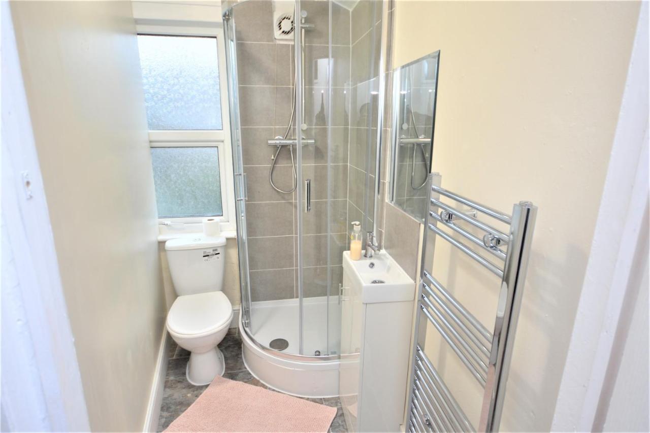 Cheerful 4 Bedroom House In Greater Londra Esterno foto
