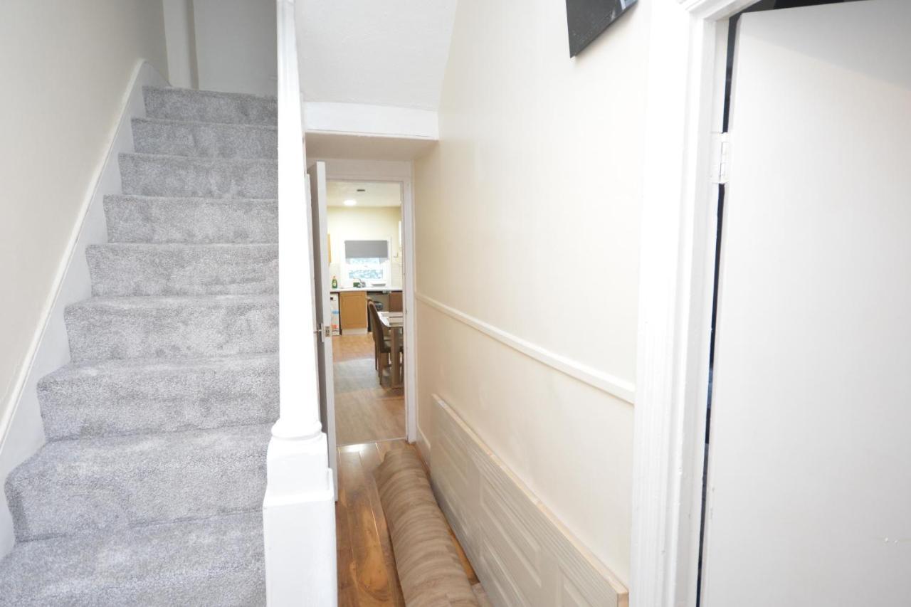 Cheerful 4 Bedroom House In Greater Londra Esterno foto
