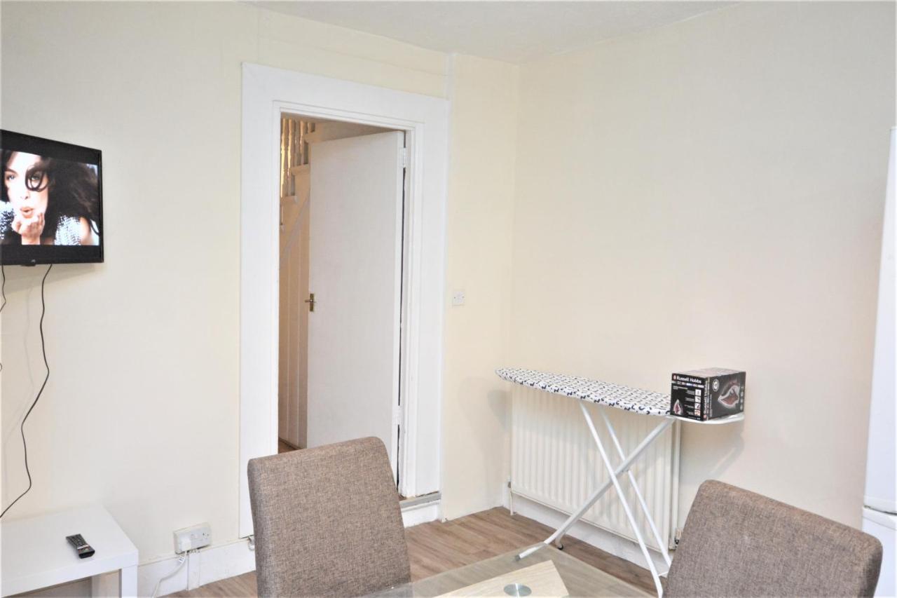 Cheerful 4 Bedroom House In Greater Londra Esterno foto