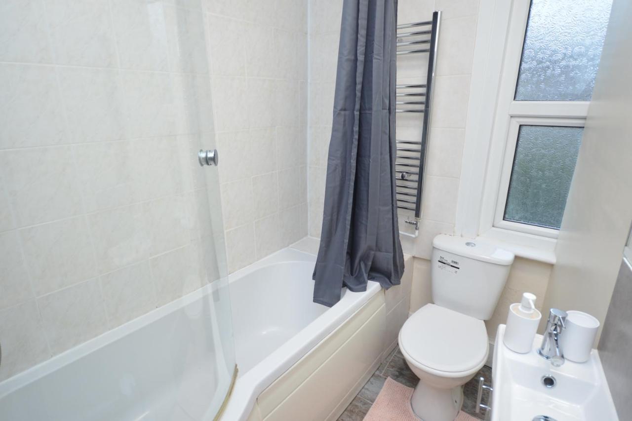 Cheerful 4 Bedroom House In Greater Londra Esterno foto