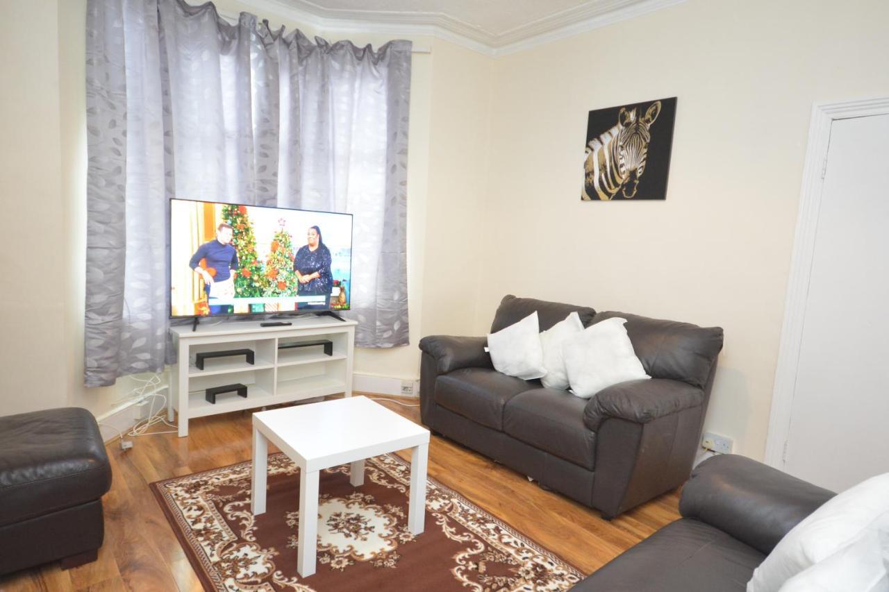 Cheerful 4 Bedroom House In Greater Londra Esterno foto