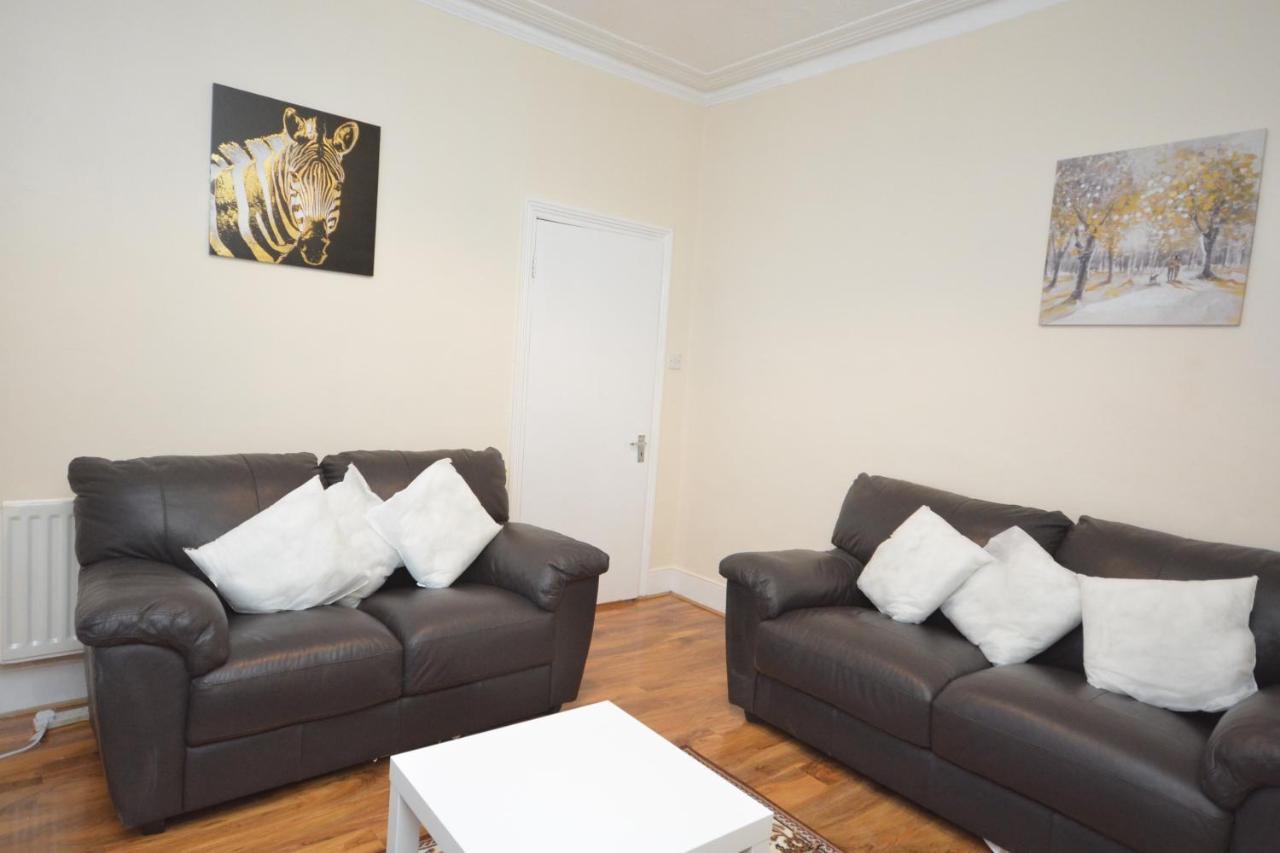 Cheerful 4 Bedroom House In Greater Londra Esterno foto