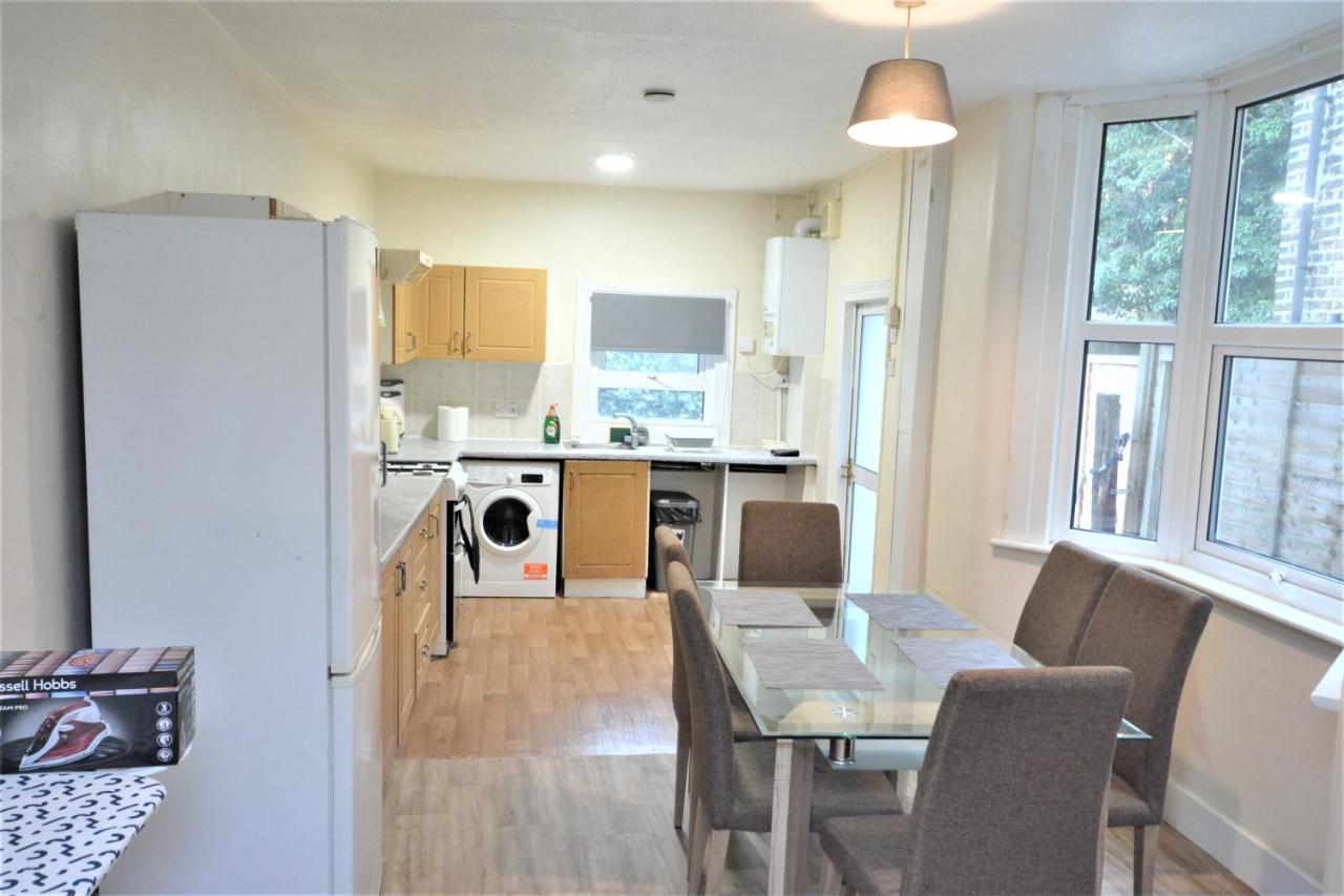 Cheerful 4 Bedroom House In Greater Londra Esterno foto